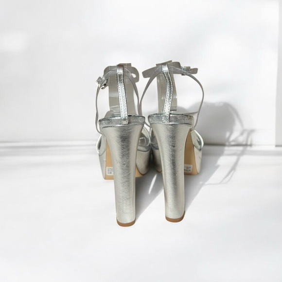 🌻New w/tag Schutz "Elyda" Silver Metallic Leather Heels w. Clear Bow Size 8.5 - Picture 3 of 13